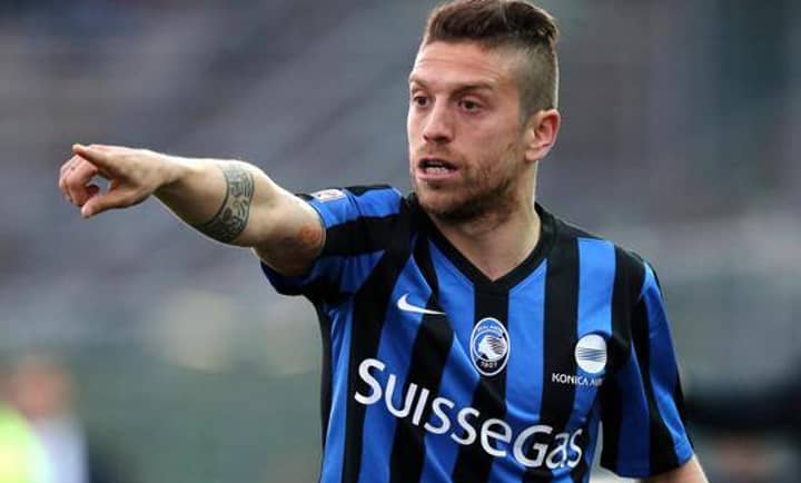 Atalanta S Papu Gomez Pays Tribute To Pes With Outstanding Captains Armband Sportbible