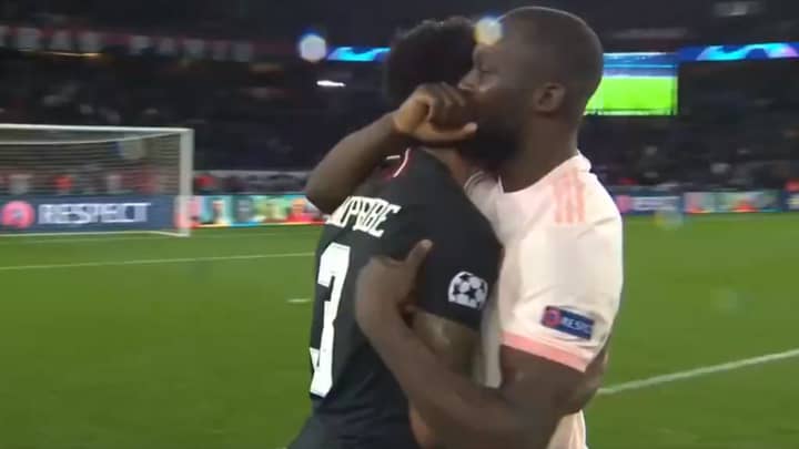 Romelu Lukaku Consoles Presnel Kimpembe After Manchester United Knock Psg Out In Dramatic Scenes Sportbible